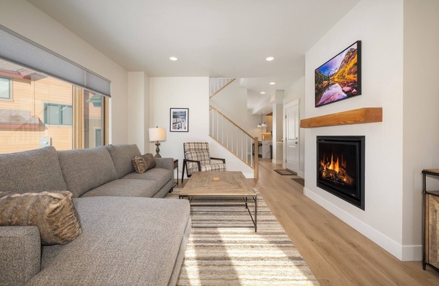 Mountain cabin w/2 living rooms & views