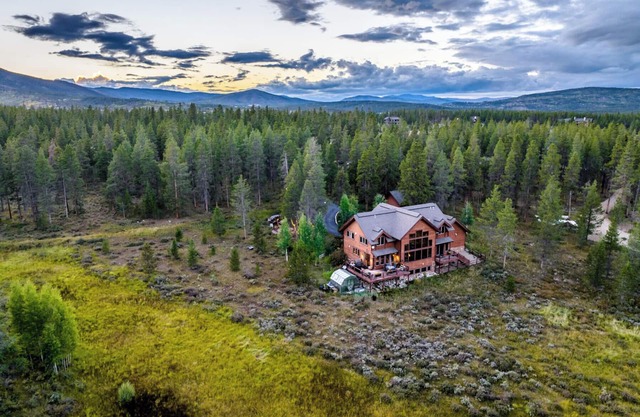 Mountain cabin w/hot tub & game room