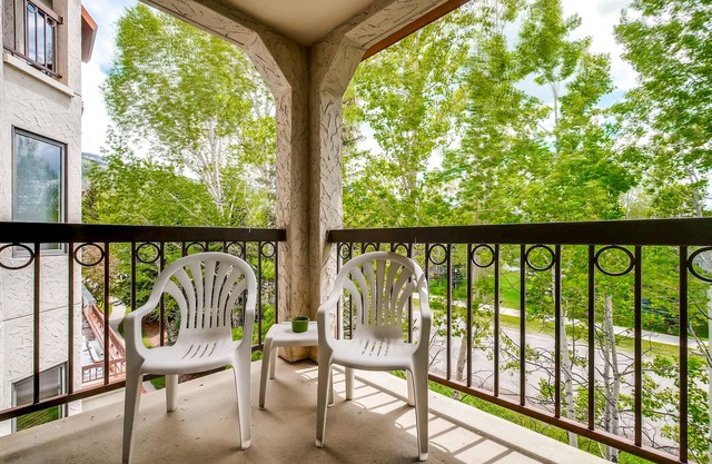 Mountain chalet w/winter shuttle & shared fitness, pool, hot tub, & more!