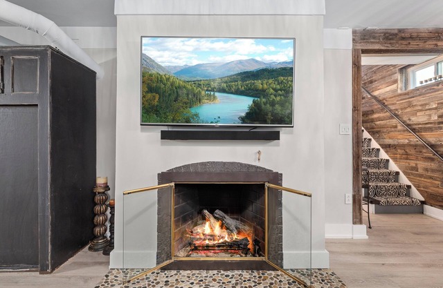 Mountain Charm in the City - Fireplace, Parking, WiFi