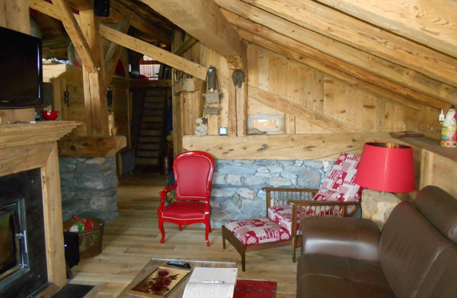 Mountain Dream, warm cocoon of old wood welcoming and cozy.