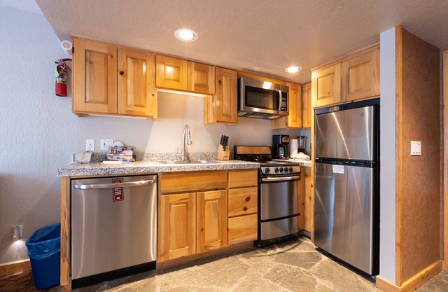 Mountain Haven Retreat! Full Kitchen, Outdoor Spa Tub, Free Parking!
