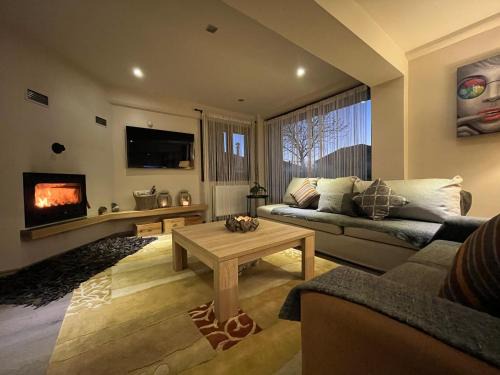 Mountain Home/Center Arachova