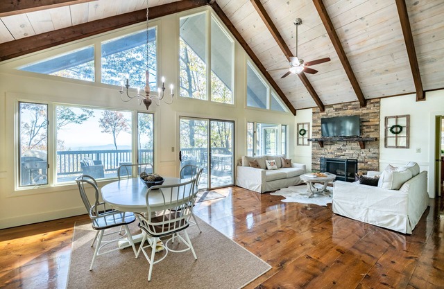 Mountain House, 3 King Beds, Amazing View, Sleeps 10, Great for groups