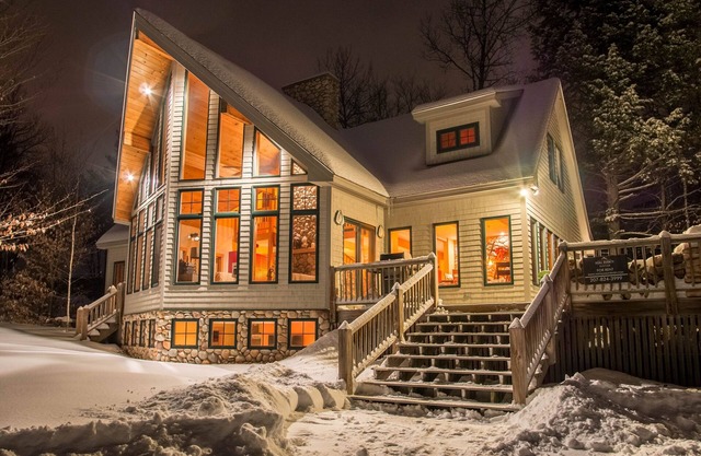 Mountain House: Walk to Ski Trails! Hot Tub, Game Room, Ultimate Kitchen
