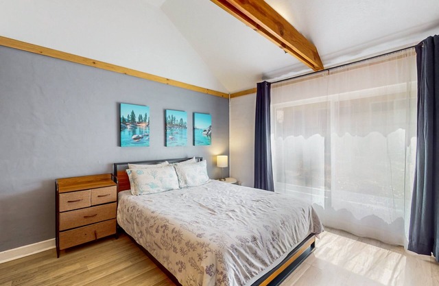 Mountain lakeview hotel, family-friendly with golf, skiing, WiFi, & Netflix