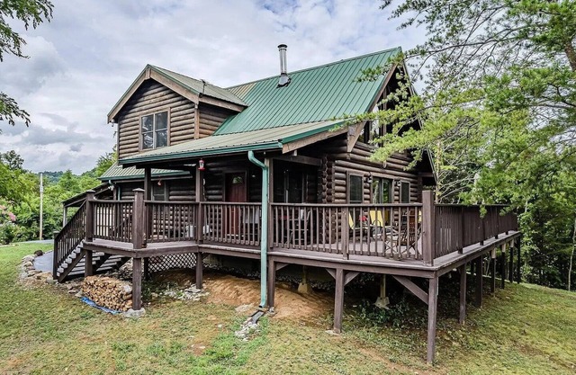 Mountain Life: Cozy Hilltop Haven
