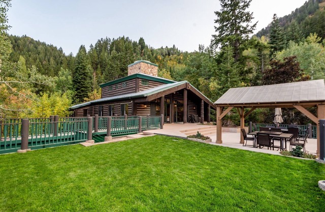 Mountain Lodge Overlooking Waterfall - Hot Tub, 5 bedroom, Unbelievable Views!