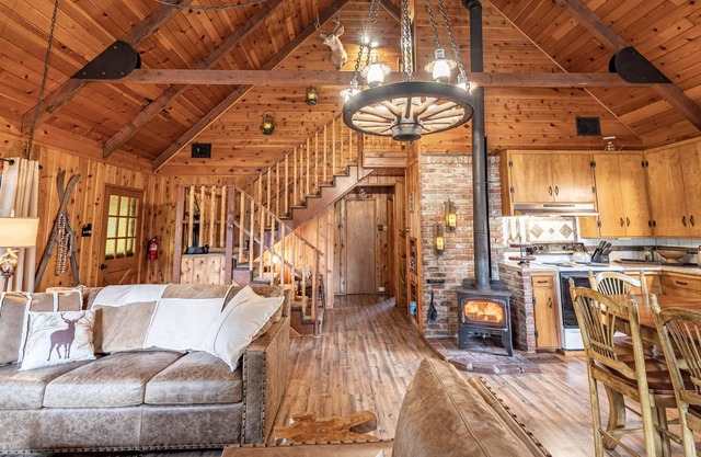 Mountain Meadow Cabin with Private Hot Tub, Close to Yosemite & Bass lake