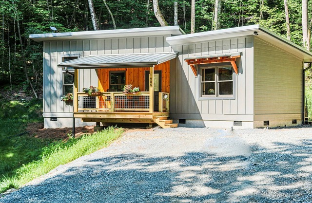 Mountain Modern Cabin w/Hot Tub | Hideaway View | Bryson City - Cherokee