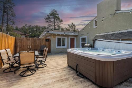 Mountain Retreat Hot Tub & Fire Pit with Views