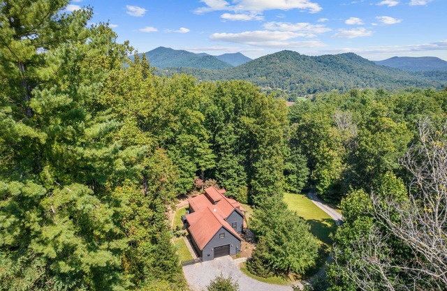Mountain Retreat Mins to downtown|Hot Tub|Fire-pit