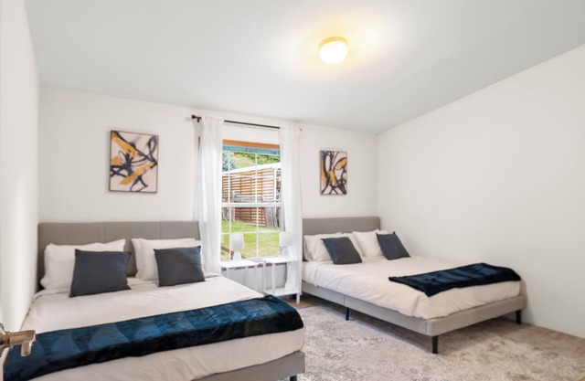 Mountain Retreat, Sleeps 10, 3 minutes to Downtown