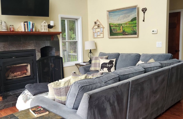 Mountain side house with game room, hot tub, firepit 1 mile from Lambertville