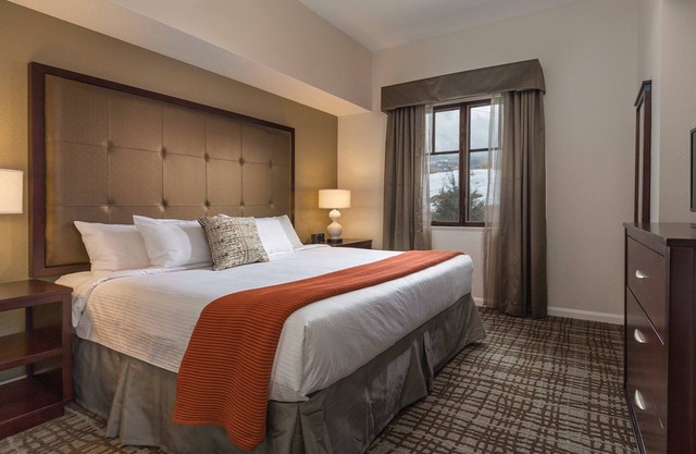 Mountain Side Resort with direct Ski in/out capabilities w/Indoor pools and 2 open air hot tubs