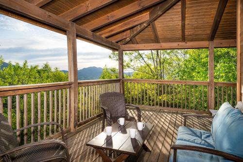 Mountain Tyme, Hot Tub, Pool Table, Game Room, 685 FREE tickets each paid day!