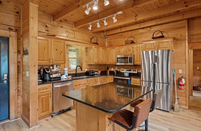 Mountain view 5 bdrm Gatlinburg Cabin near downtown Arts