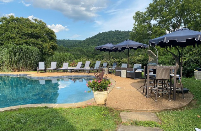 Mountain View 65 Acre Private Retreat Pool Hot tub Wineries Charlottesville