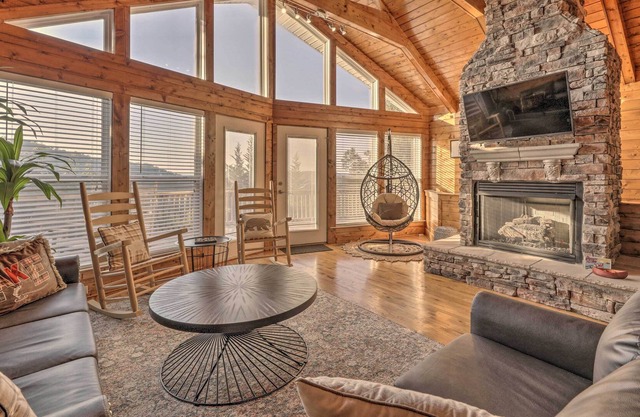 Mountain-View Family Cabin Near Center Hill Lake!