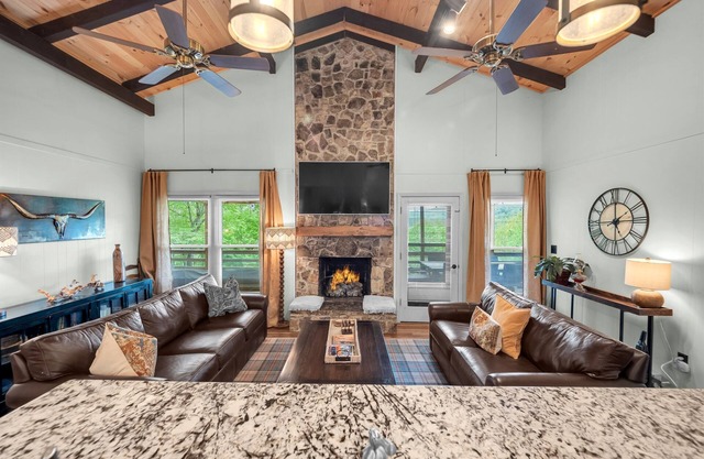 Mountain View! Hot Tub! King Beds! Club Access! Pet friendly
