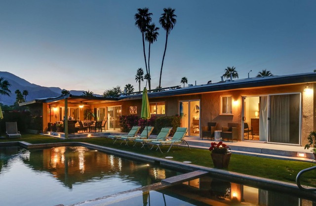 Mountain view home with private pool, oversize spa & fire table - two dogs OK