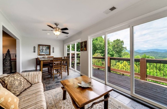 Mountain view home w/fireplace & ping pong