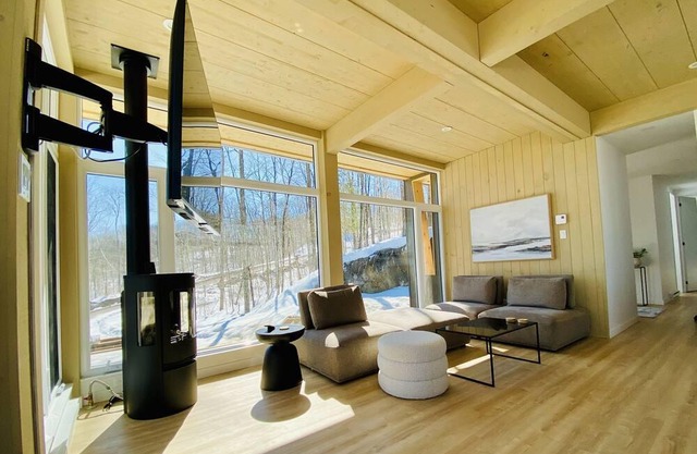 Mountain view retreat in Mont Tremblant