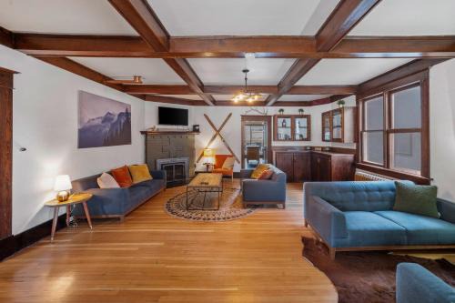 Mountain View Retreat in the heart of Banff - Massive House Sleeps 23
