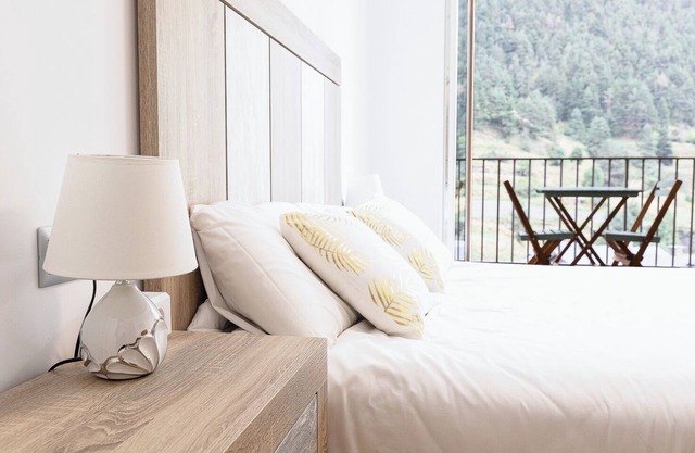 Mountain Views, Terrace & Free Parking