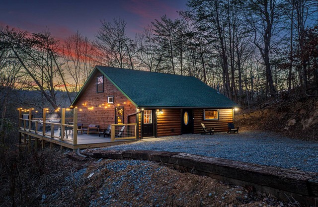 Mountain Whispers-2Bdrm, arcade gaming, pinball, foosball, hot tub, and fire-pit