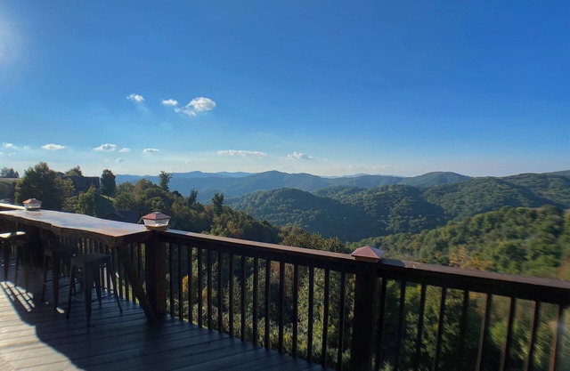 Mountaintop Cabin 1.8 miles to Hatley Pointe Ski Resort