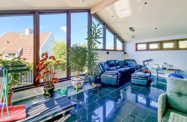 Move into this large vacation home with short distances to the sea and Gothenburg.