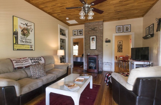 Movie Gallery Suite at the Calhoun House Inn & Suites