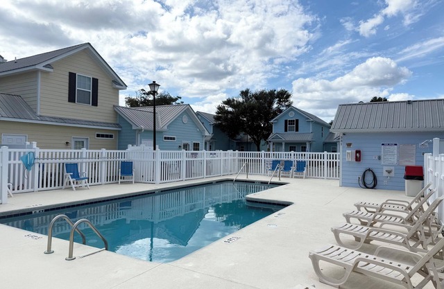 MRV28, 2-Bedroom Cottage, 2 Blocks To Beach! Pool Front, Free WIFI