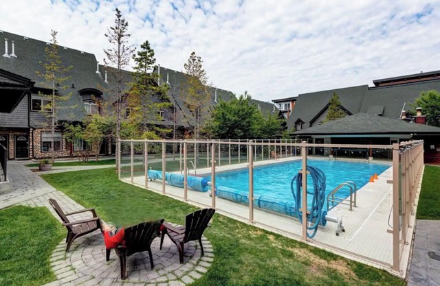 MS135- Sleep 8, 2BD, 2BT, Pool, Hot Tub, Coin Laundry, Parking Canmore Townhome