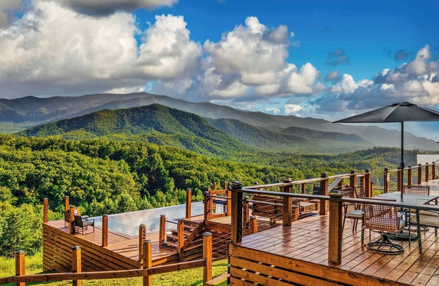 Mt Sunshine Infinity Pool, Sleeps 22 Guests
