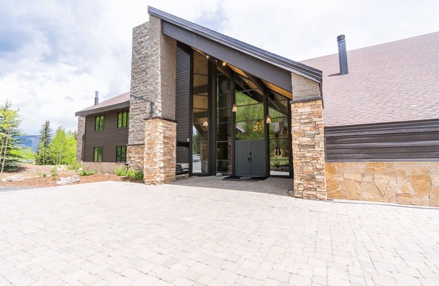 Mtn. Lodge - Sleeps 46 - Hot Tubs + Mountain Views
