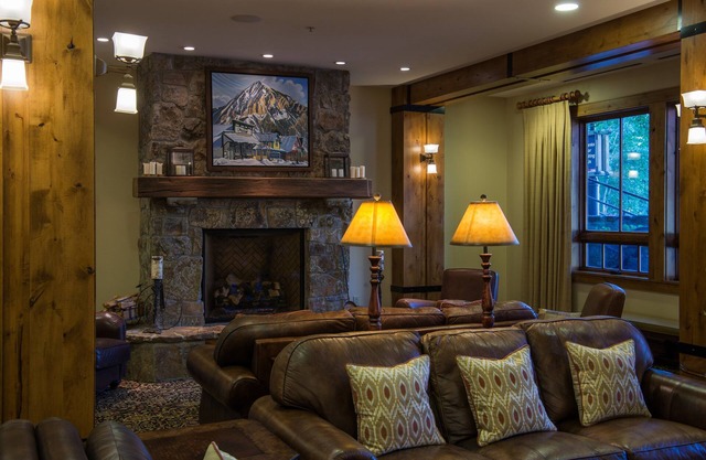 Mtn View King Room | Swimming Pool + Gym