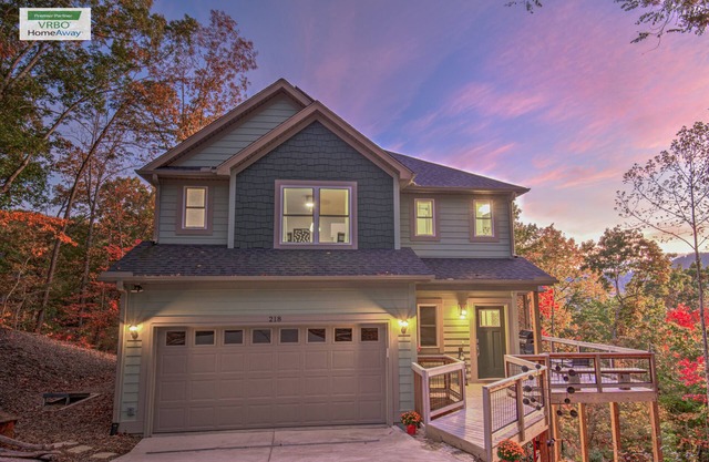 Mtn. Views, Hot Tub, Garage w/EV Charger, 10 min. to DT and Biltmore House
