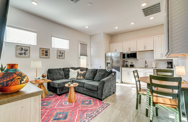 Mtn Views & Private Hot Tub: Buckeye Getaway