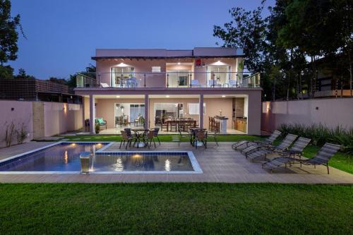 Muito espaço para criançada brincar! Casa com Piscina e Churrasqueira Privativa! Até 14Pax