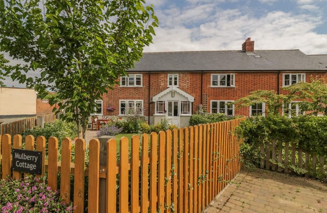 MULBERRY COTTAGE, family friendly, with a garden in Hadleigh