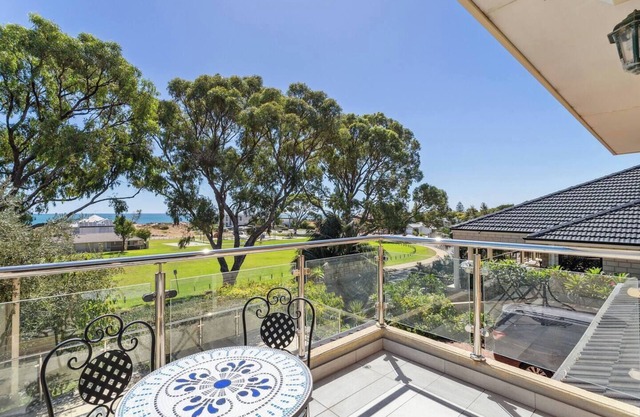 Multi-Family Retreat: Beach Park Views