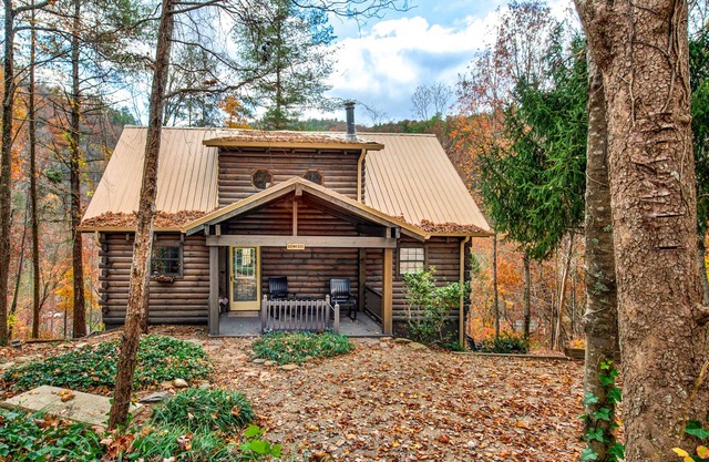 Multi-level riverfront home w/water views, WiFi, game room, AC, private hot tub