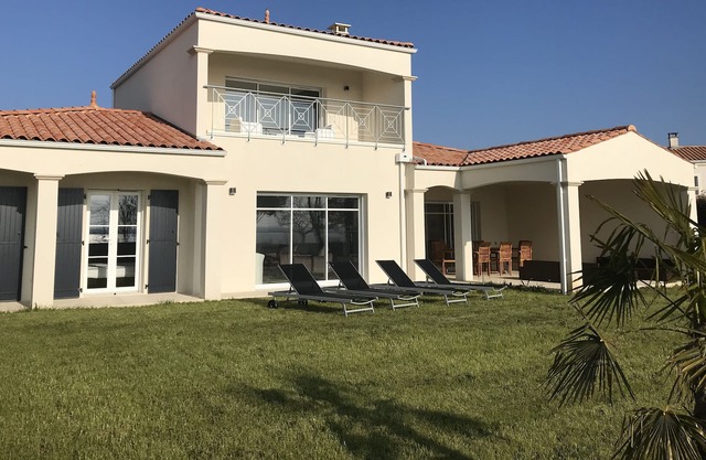Municipality of ROYAN (Meschers sur Gironde) 5* VILLA WITH SEA VIEW, 6 people