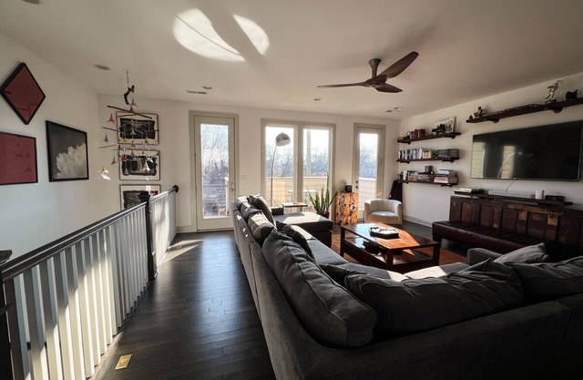 Music Centric Home, 5 minutes to Broadway.