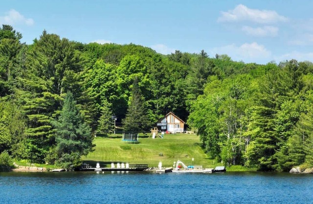 Muskoka Lakefront 3-bdrm Chalet #90