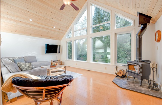 Muskoka Vibe Riverfront Retreat w hot tub/Game Rm