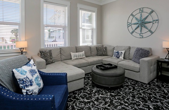 MXB West End Cottage 4BR w/Community Pool & Hot Tub Walk to Beach