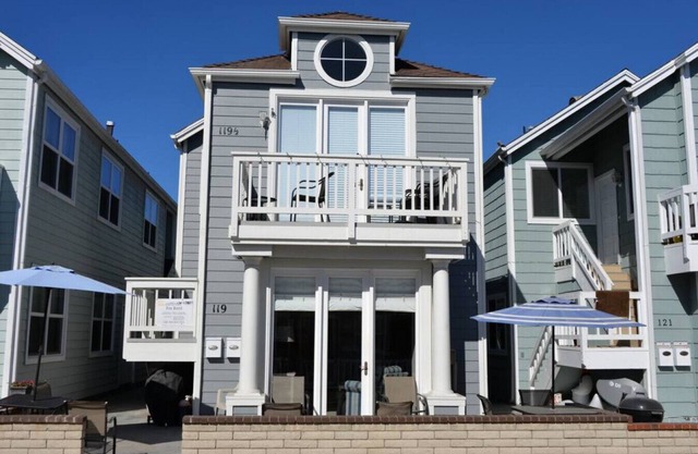My Newport Place - Steps to Beach